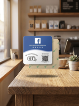 Tarjeta NFC Facebook flotando en mostrador de negocio